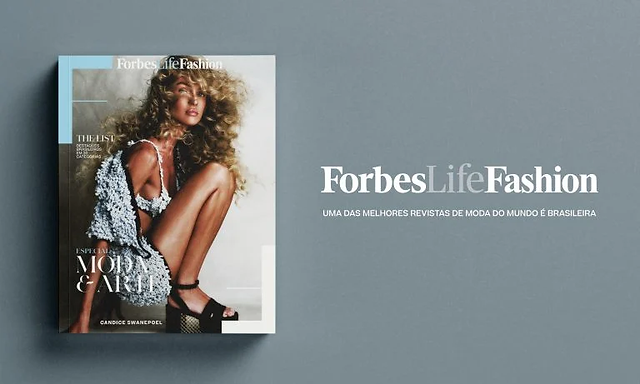 Capa da ForbesLife Fashion com a supermodelo Candice Swanepoel sentada, vestindo vestido prata brilhante e sandálias plataforma, em editorial minimalista e sofisticado.