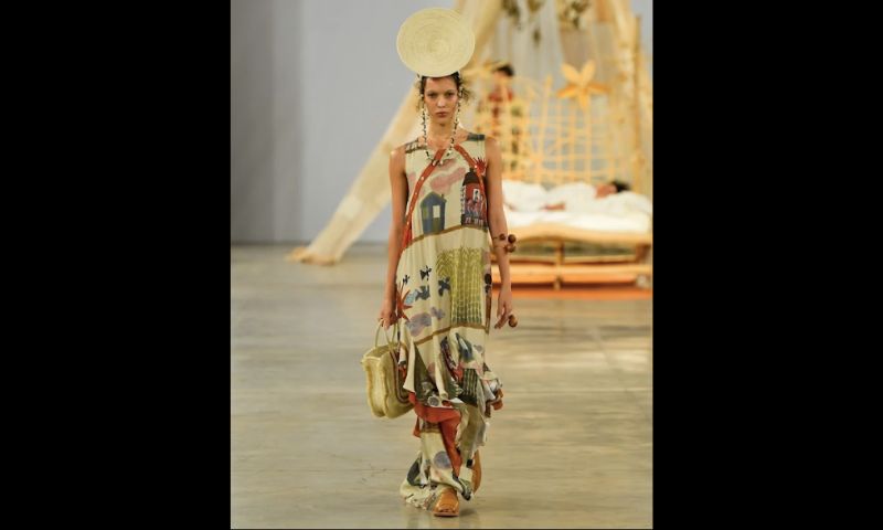 modelo desfila usando vestido estampado e acessório de sisal no cabelo 
