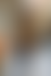 Modelo com um casaco de estampa de oncinha com franjas longas, top preto de renda, shorts preto, meias até a coxa e botas pretas, complementado com óculos de sol oversized.