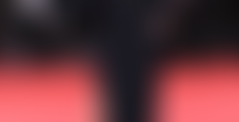 Rossy de Palma com look preto de alfaiataria no tapete vermelho, usando blazer longo com fenda e sapatos de salto fino.