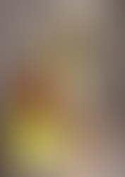 Modelo segurando uma bolsa estampada em tons vibrantes de laranja e rosa, vestindo um vestido amarelo justo e lenço azul amarrado no pescoço.