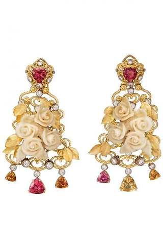 Par de brincos dourados com design intricado, adornados com rosas esculpidas em tons de marfim, detalhes em folhas douradas e pedras preciosas coloridas pendentes em tons de rosa, laranja e amarelo. Um acessório que combina delicadeza e luxo, ideal para composições sofisticadas