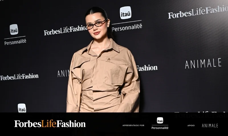 Franciny Ehlke vestindo trench coach marrom.