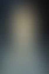 Modelo com um vestido de estampa floral vibrante em tons de rosa, verde e amarelo, com modelagem estruturada e comprimento midi. O visual equilibra a inspiração vintage com um toque contemporâneo.