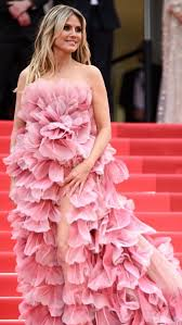 Look rosa vibrante com camadas de babados florais usado por celebridade no Festival de Cannes 2025.