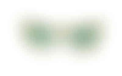 Óculos de sol com armação dourada translúcida em formato de coração e lentes degradê em tons de verde e rosa. O design único e estiloso destaca um visual moderno e romântico