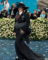 Rihanna desfila no Met Gala 2025 com look preto dramático, barriga em evidência e chapéu estruturado, em homenagem à estética afrolatina e à alfaiataria personalizada.