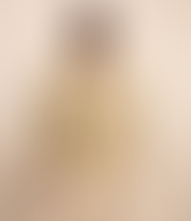 Modelo vestindo camisa de linho bege e calça off-white, usando óculos escuros. Um visual elegante e casual que remete ao stealth wealth.