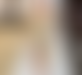 Modelo com conjunto verde claro de corset estruturado e saia midi assimétrica, segurando bolsa branca estruturada.