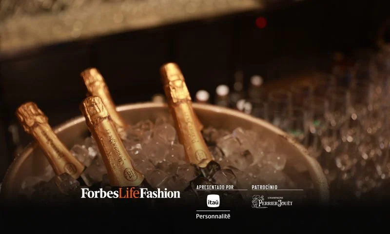 Champagne Perrier Jouet em champanheira com gelo