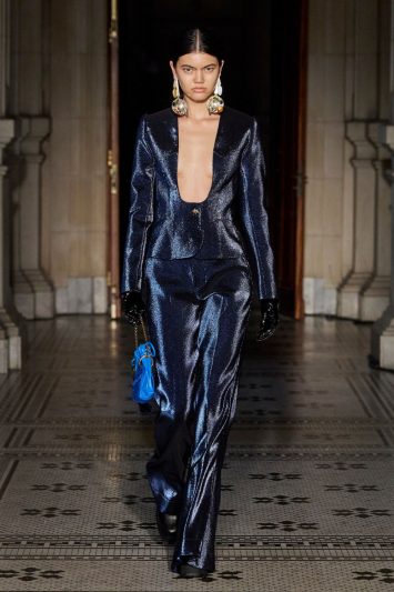 Modelo desfila com macacão de veludo preto.