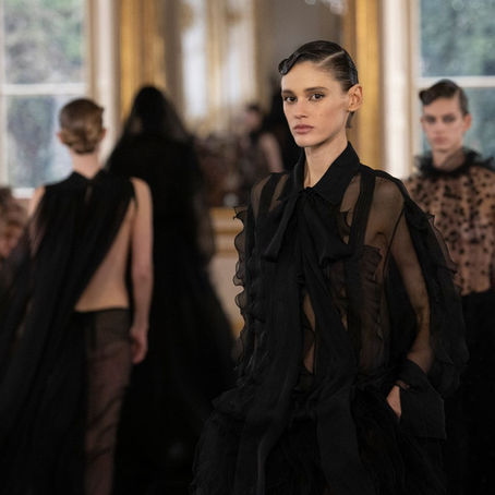 3 looks icônicos da coleção Valentino Le Noir