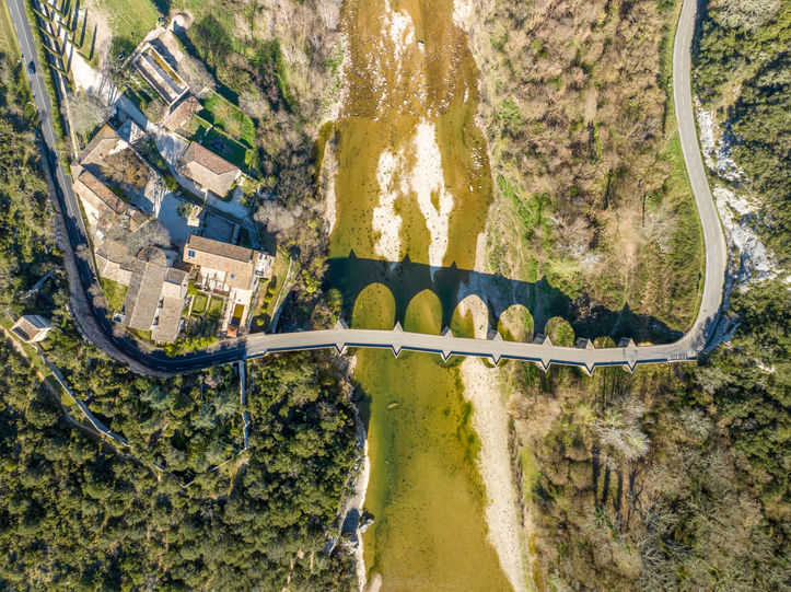 Vue de drone du prieuré et du pont de Saint Nicolas de Campagnac