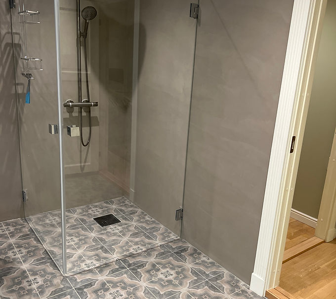 2 fliser på gulv og mikrosement på vegg.jpeg