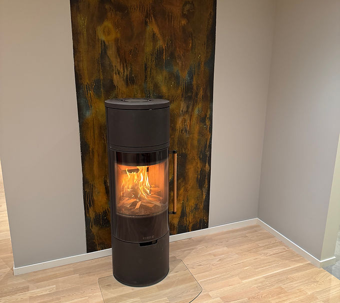 Mikros på vegg bak ilsted.jpeg