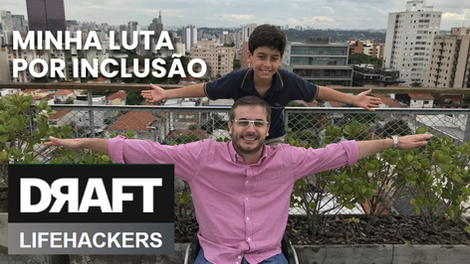 FABIANO DAGOSTINHO EM SUA CADEIRA DE RODAS E FILHO ATRÁS DELE AMBOS DE BRAÇOS ABERTOS COM SKYLINE DE SÃO PAULO AO FUNDO
