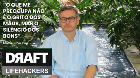 FABIANO DAGOSTINHO COM CAMISA AZUIL E FUNDO DE ÁGUA E PLANTAS.