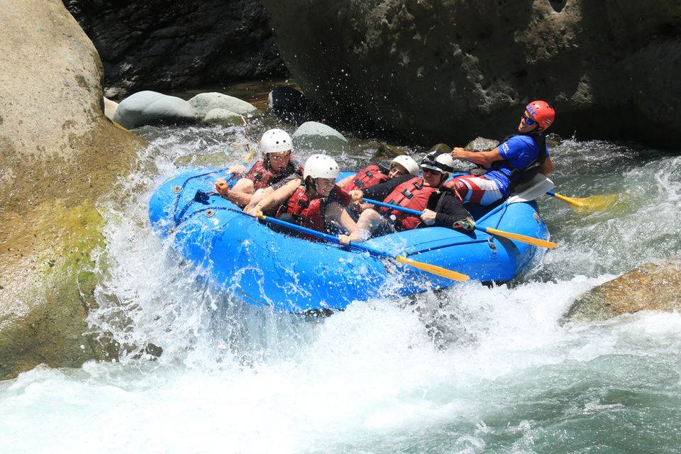 "Rafting through challenging rapids on El Chorro River"
"Adventurous rafting tour in Manuel Antonio"
"Navigating the intense rapids of El Chorro"
"Thrilling white water rafting on El Chorro"