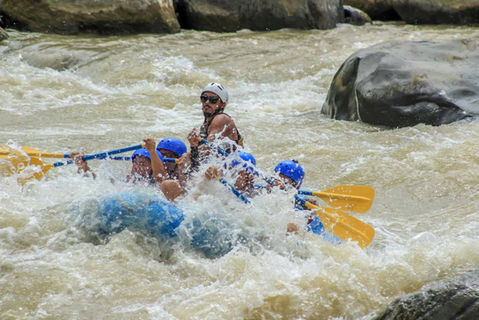"White water rafting on Naranjo River"
"Adventurers paddling through rapids in Manuel Antonio"
"Thrilling rafting experience on Naranjo River"
"Guided rafting tour in Costa Rica’s Naranjo River"
