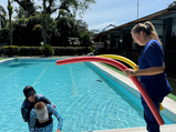 Actividad acuática guiada en la piscina de BiDi para fortalecer movilidad y bienestar