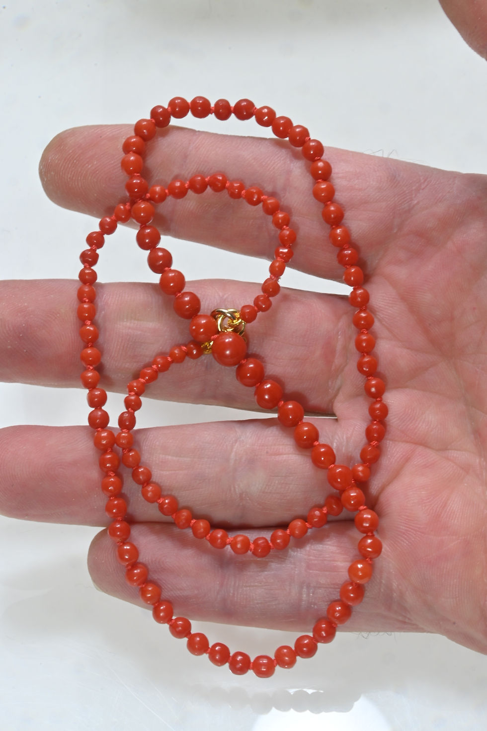 Miniaturbild: Viktorianische Halskette aus roter Koralle, ungefärbter Verschluss aus echtem 9-karätigem Gold