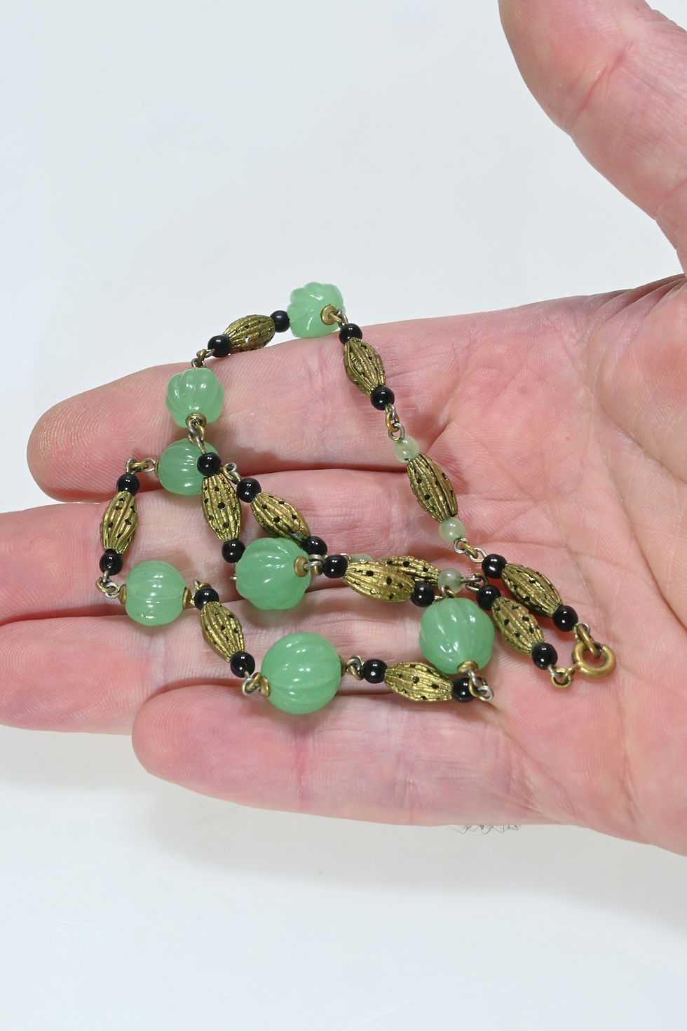 Miniaturbild: Halskette aus Jadeit, Uranglas und Messing