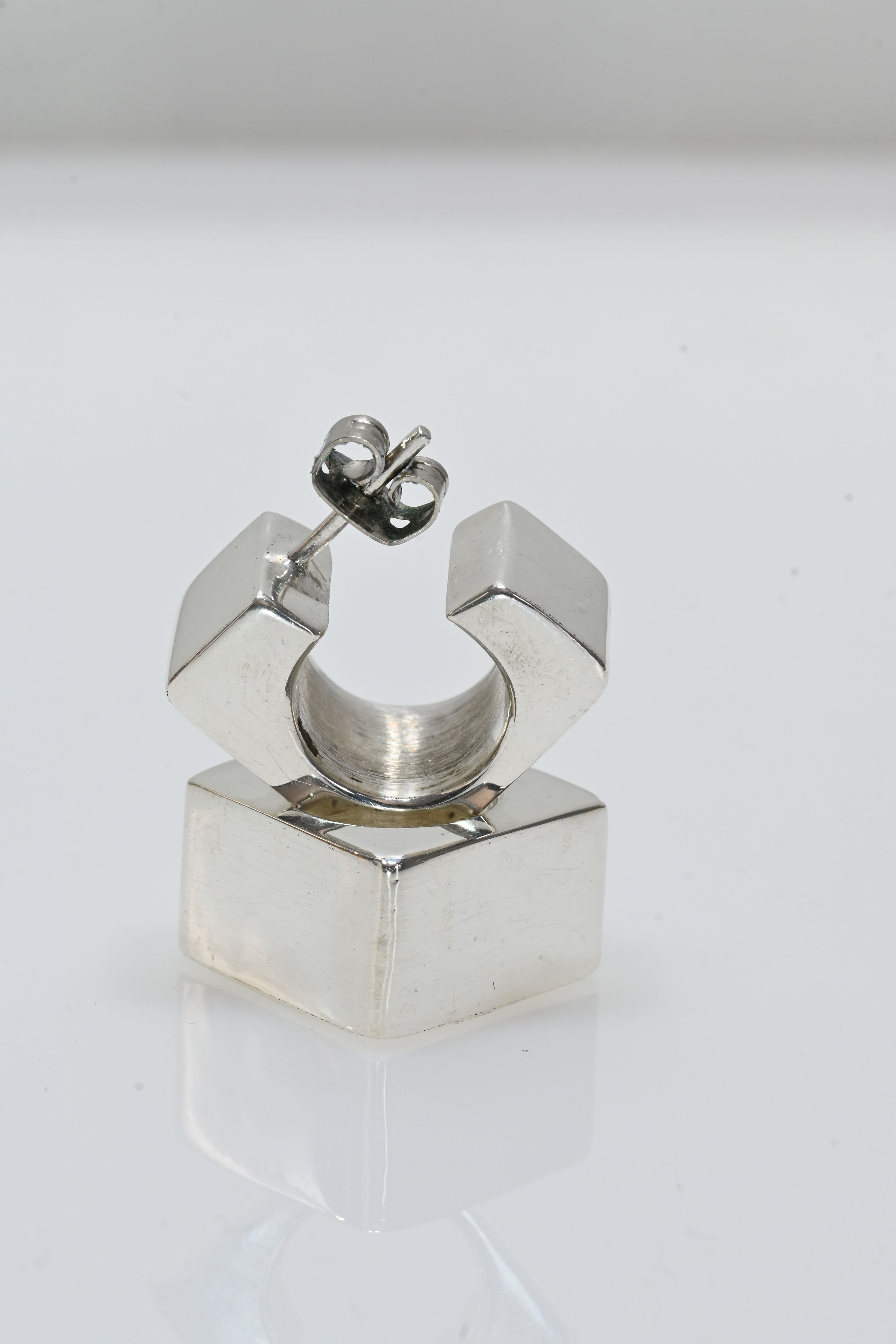 Silberne Ohrringe im kubistischen Design
