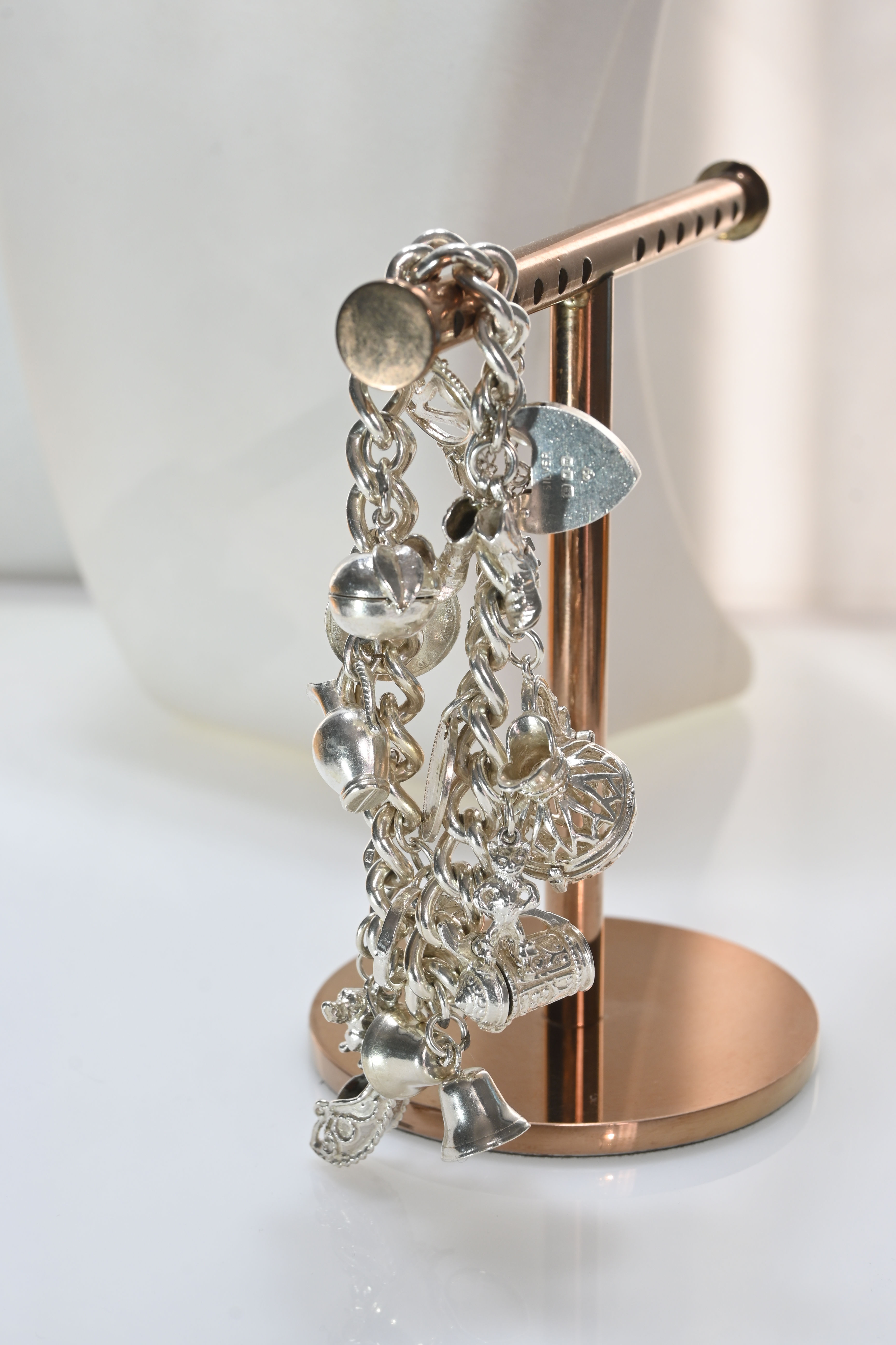 Bracelet vintage en argent avec 13 breloques
