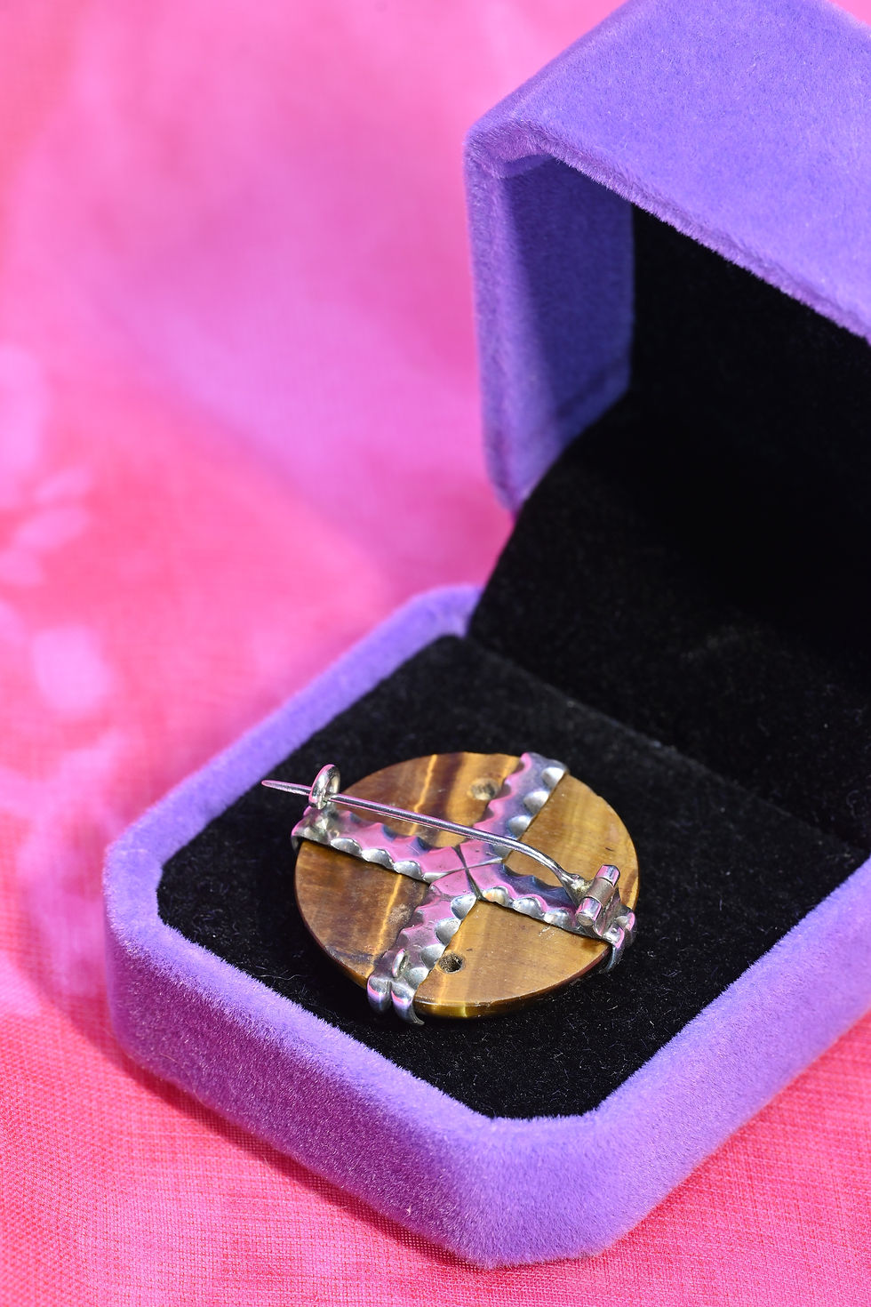 Küçük resim: Vintage tiger-eye brooch set in silver