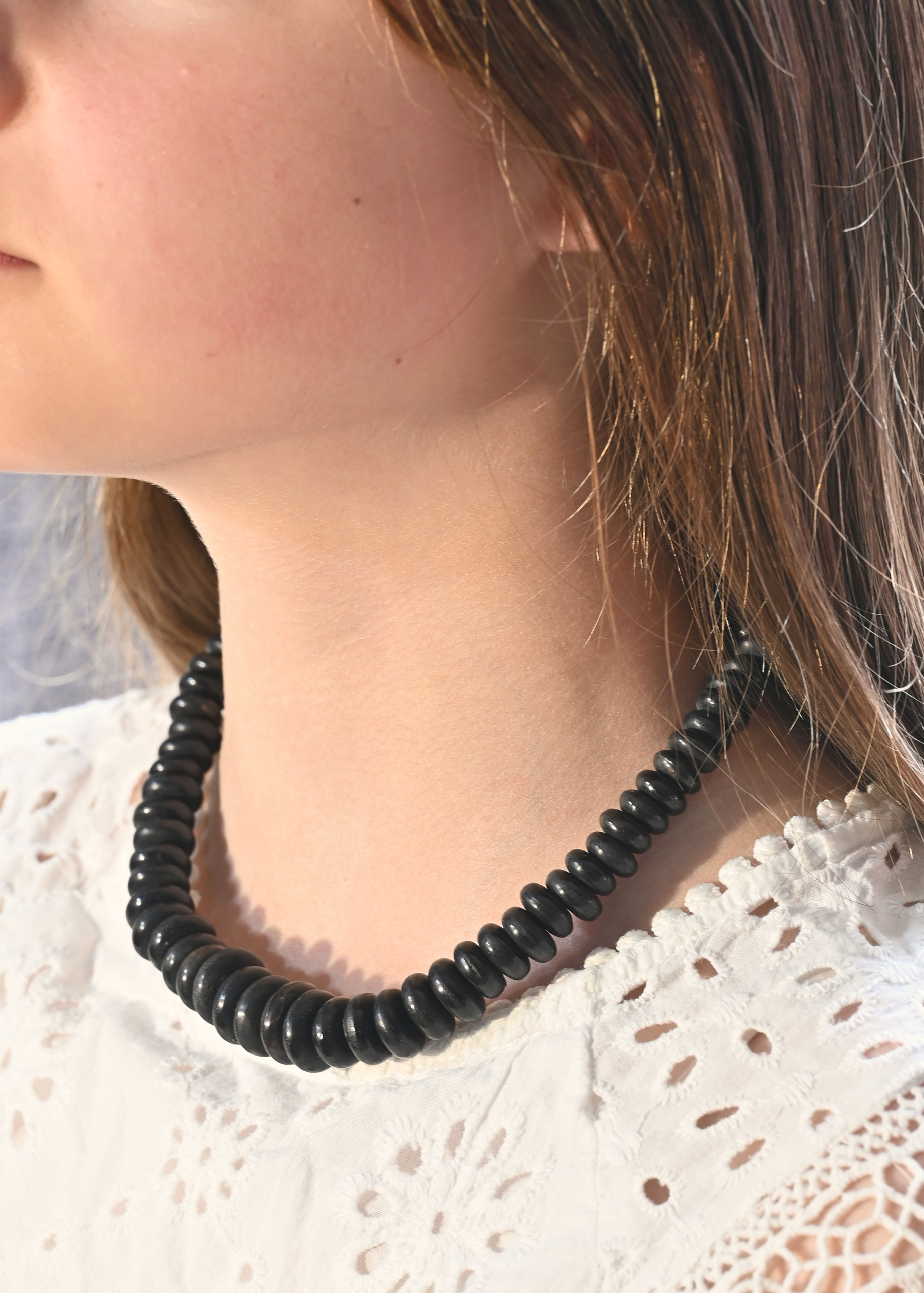 Collar infantil vintage estilo Gerda Lynggaard con forma de cuerno.