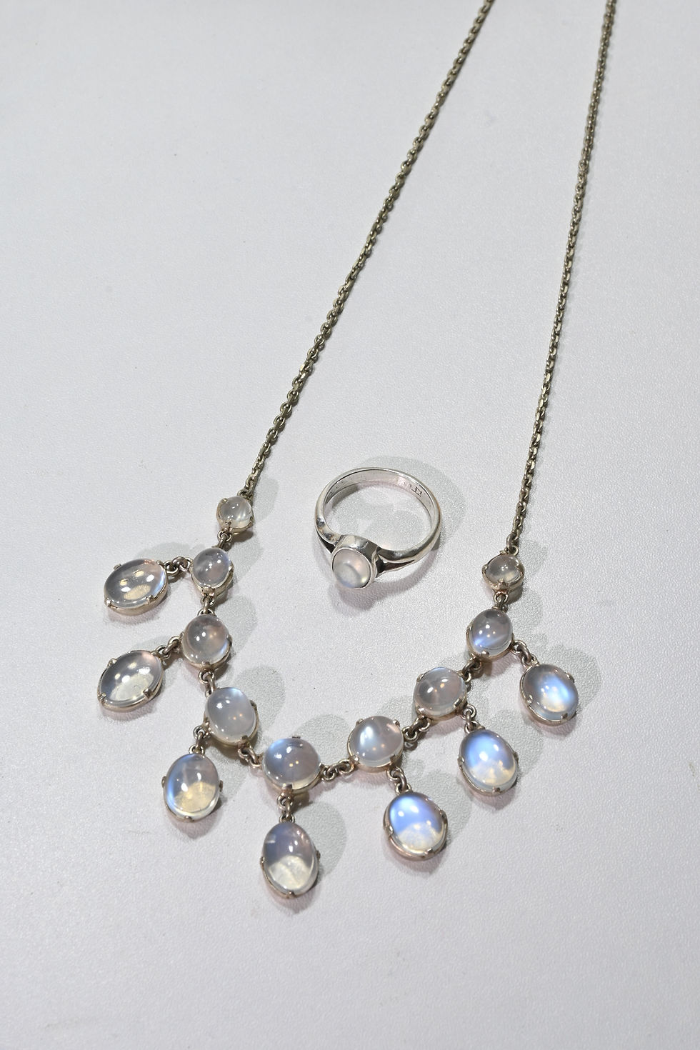 Miniatura: Collar y anillo vintage de plata y piedra lunar con diseño de guirnalda.