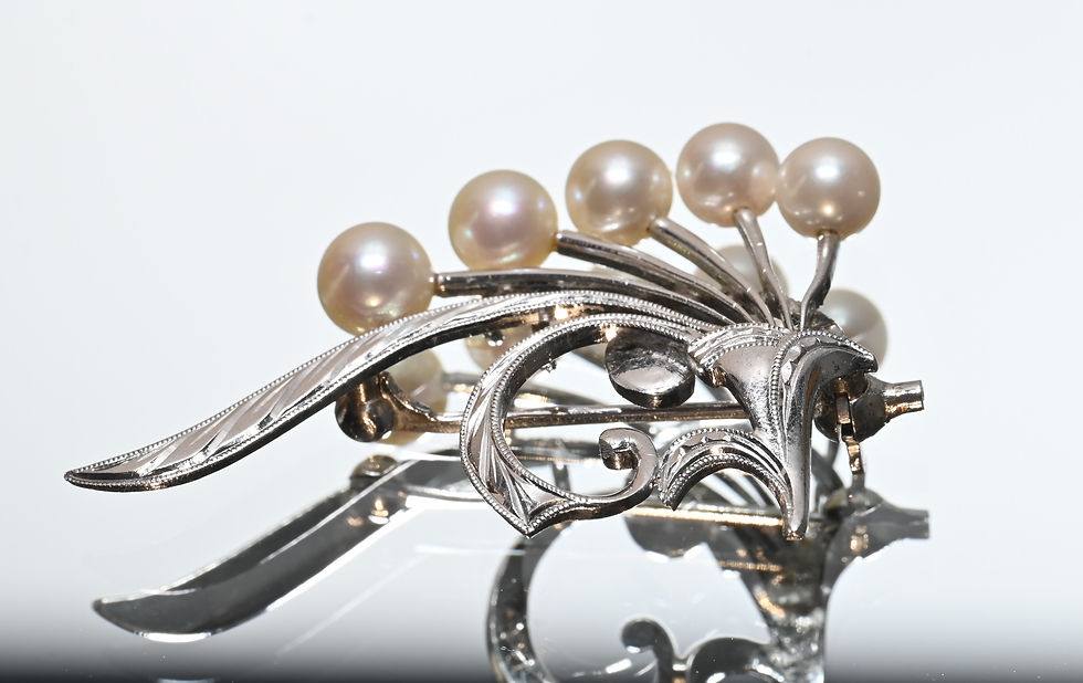 Miniatura: Broche Mikimoto con diseño floral en plata y perlas, con caja.