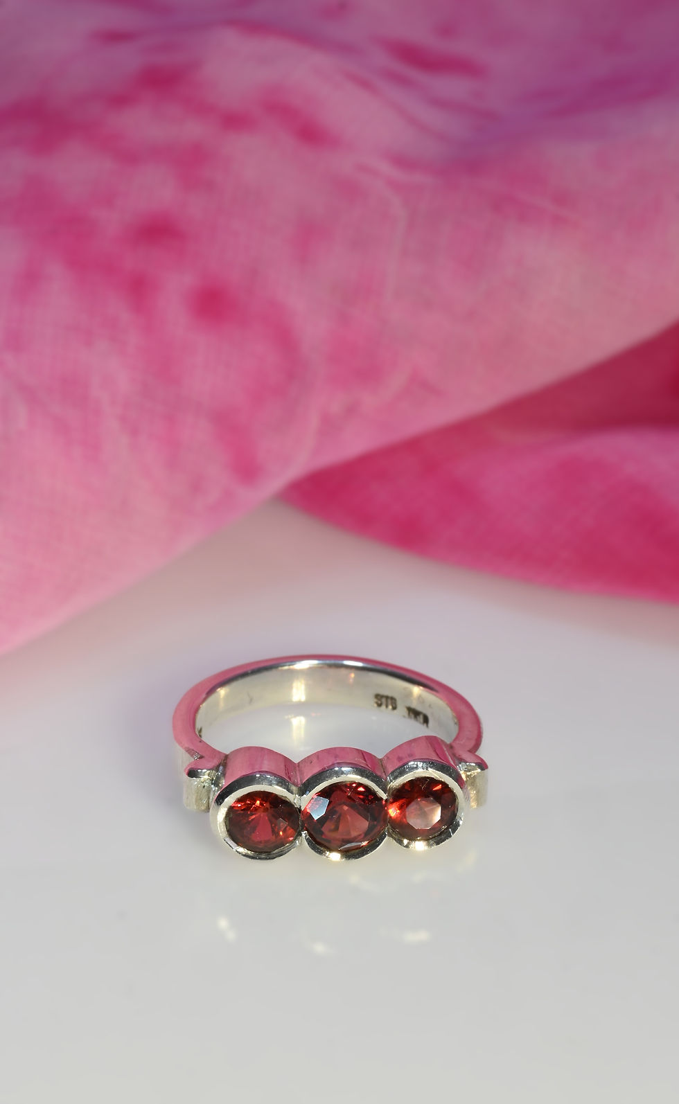 Miniatura: John Z Robinson nz designer garnet and silver ring US 6.25 UK M
