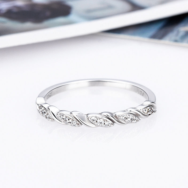 Thumbnail: Kensington Leaf Sparkle Ring | 925 Sterling Silver Band