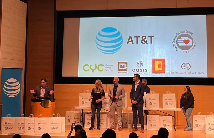 Mayor Lurie and other leaders at the AT&T laptop giveway event