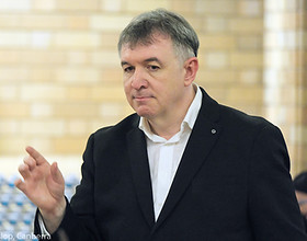 Andrew Koll conducting the Canberra Bach Ensemble.