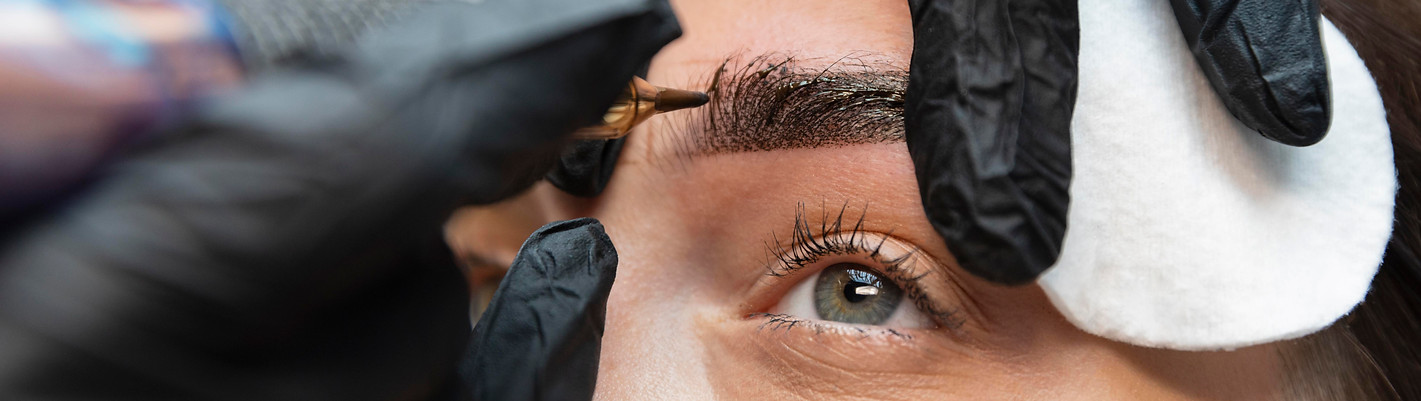 mulher-jovem-recebendo-tratamento-de-beleza-para-as-sobrancelhas.jpg