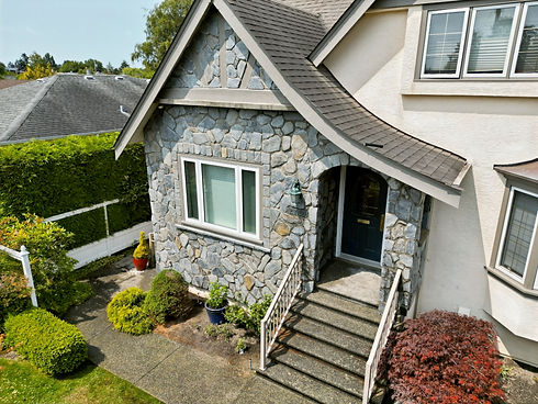 Stone veneer applied to the exterior of a home in Oak Bay BC by Lennox Masonry
