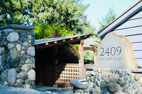 A stone address sign and stone pillar built by Lennox Masonry in Victoria BC