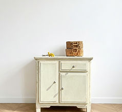 Petit buffet vintage des années 50 en bois patiné blanc cassé