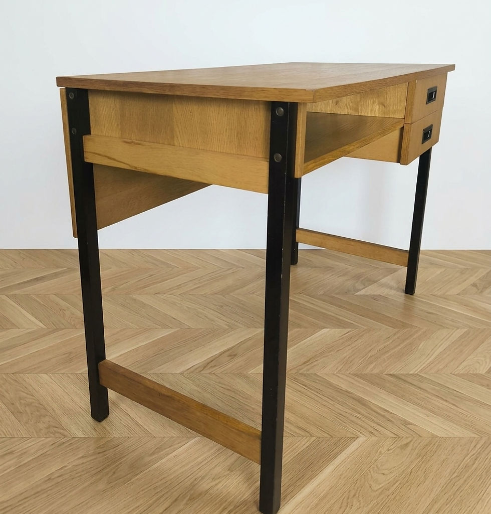 Bureau vintage de style moderniste en bois - détail des pieds métallique noirs