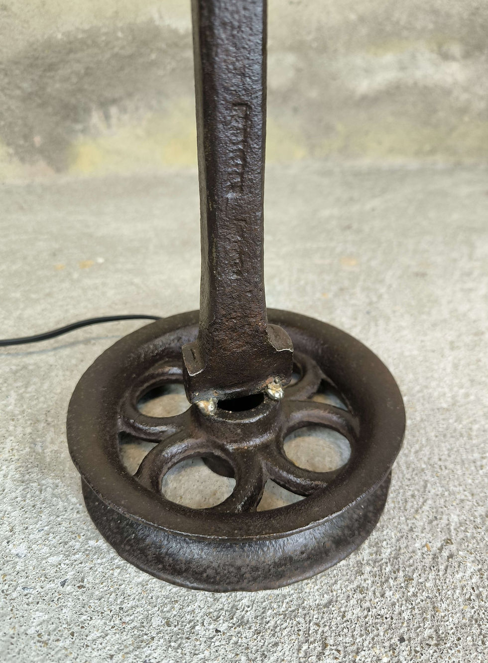 Lampe à poser brutaliste vintage en fer forgé.