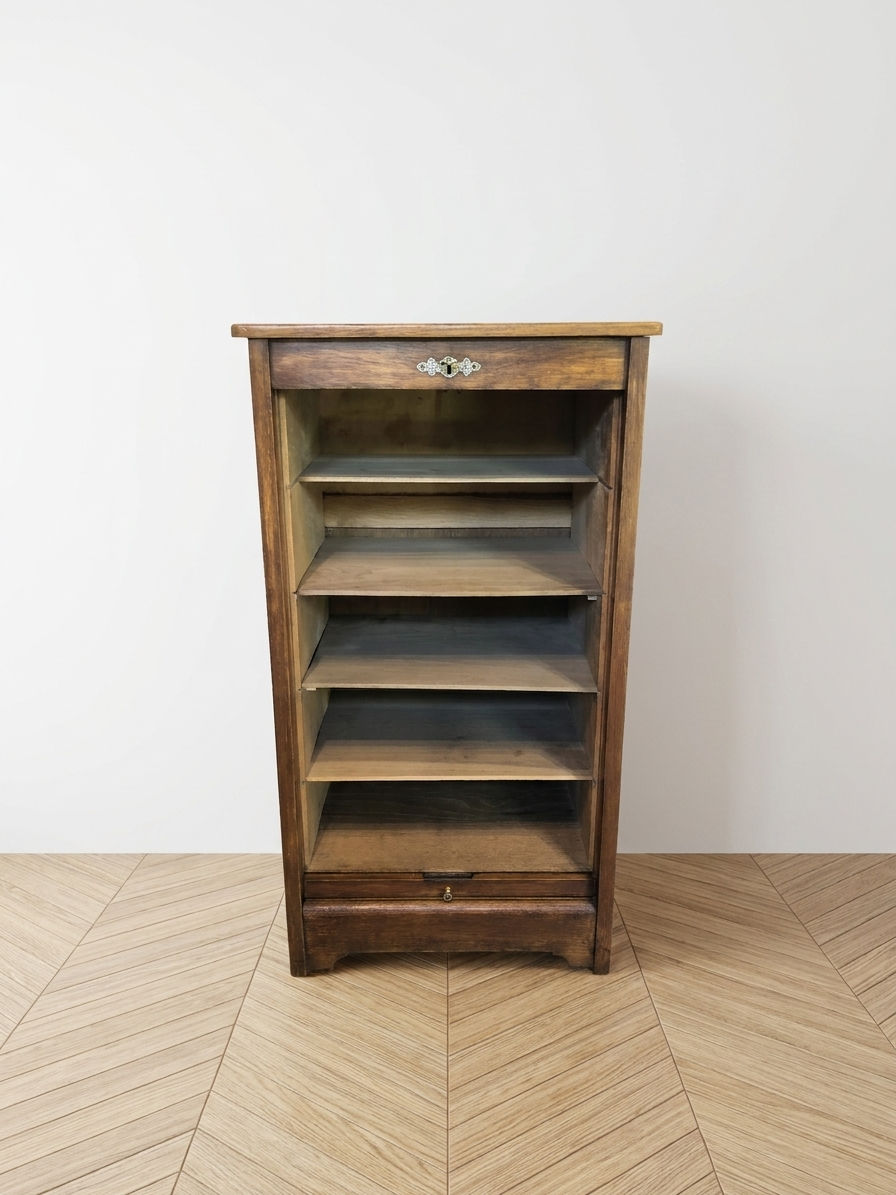 Petit classeur vintage à rideau en bois foncé ouvert