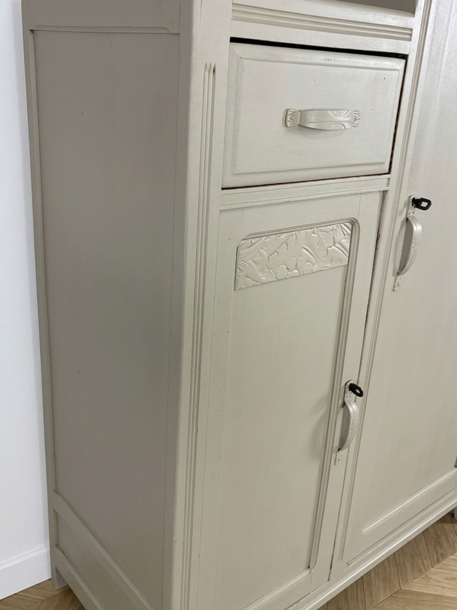 Miniature : Armoire parisienne vintage asymétrique – penderie, tiroir & étagères