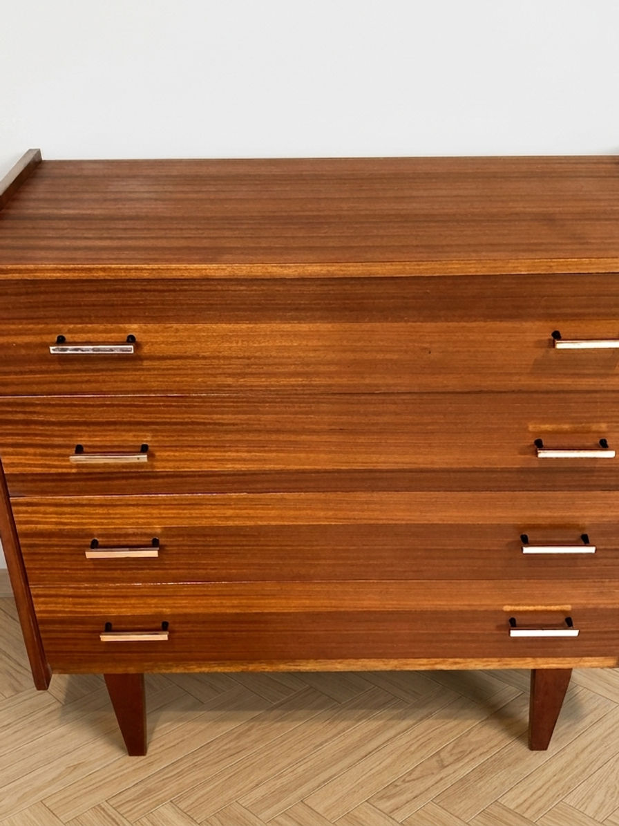 Thumbnail: Commode en bois pieds fuseaux