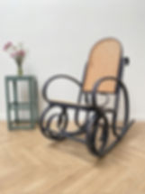 Rocking chair en cannage - Vue de côté