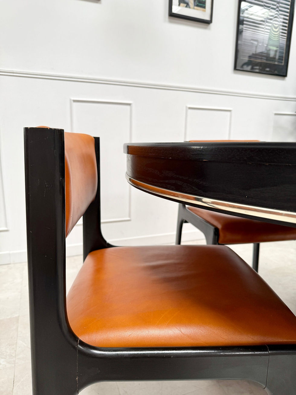 Miniature : Ensemble table ronde + chaises en cuir