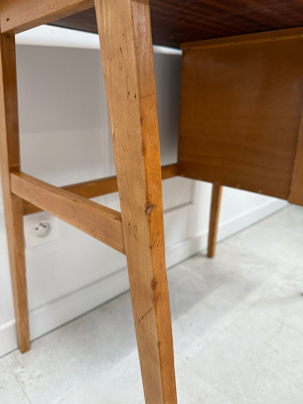 Thumbnail: Compass-legged desk