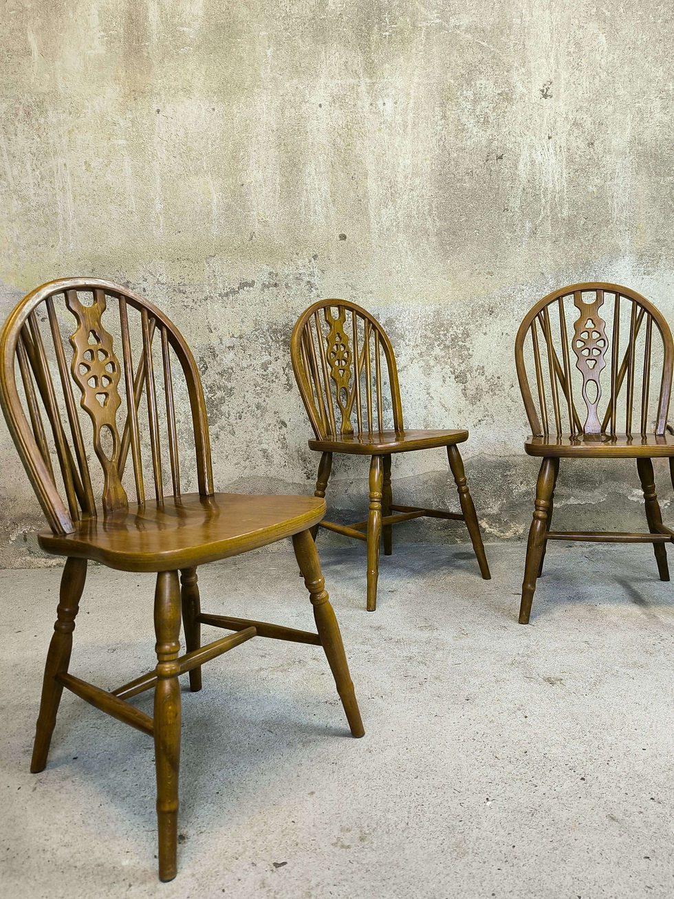 Thumbnail: Trois chaises vintage Windsor wheelback.