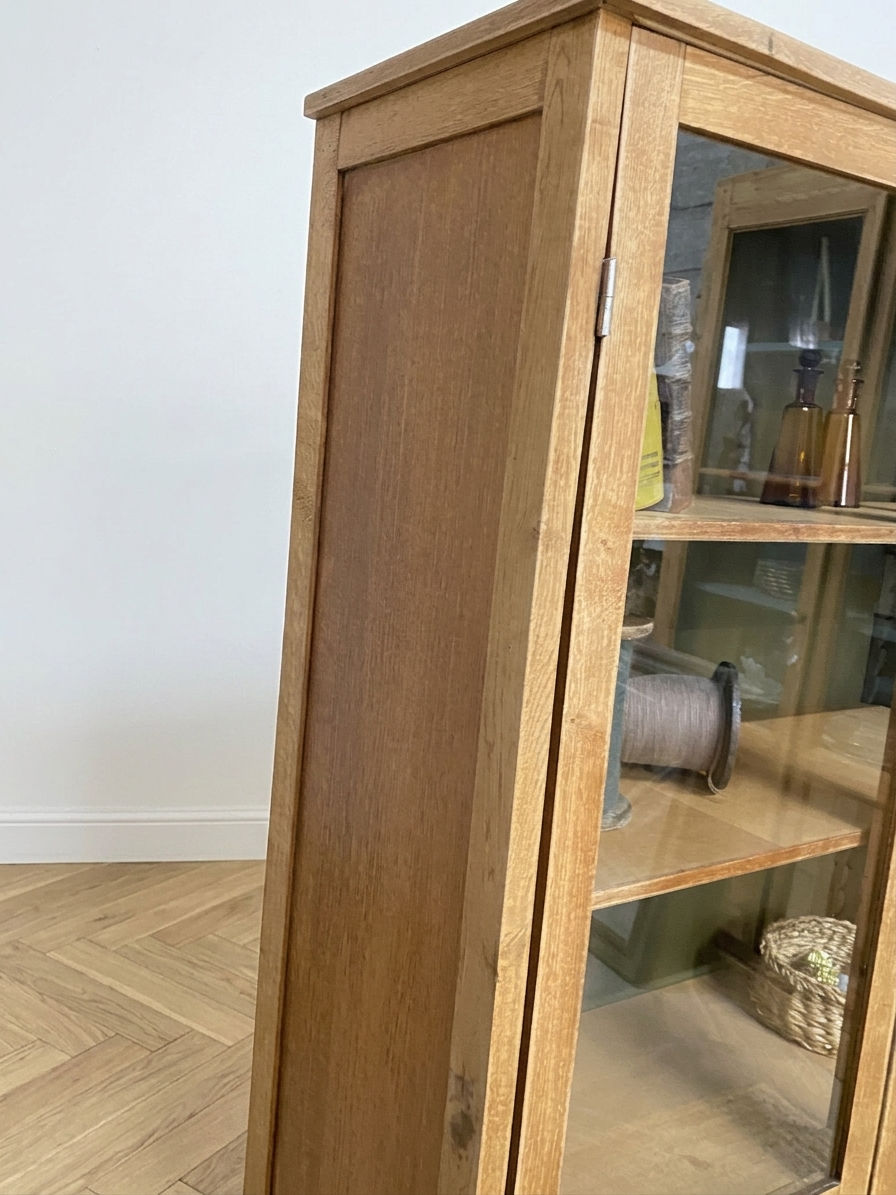 Miniature : Bibliothèque en bois vintage et aux portes vitrée vue de droite